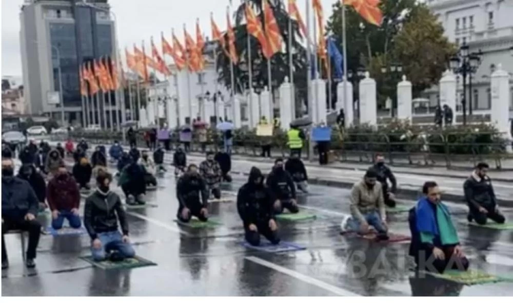 Σκόπια: Ισλαμιστές προσευχήθηκαν στο δρόμο μπροστά από το πρωθυπουργικό κτίριο!